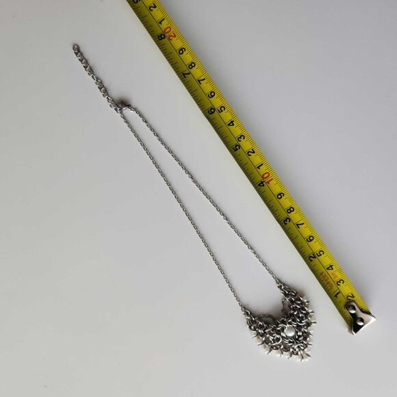 Vintage V-shaped white pearl chain mail necklace with a small silver chain - Picture 8 of 11